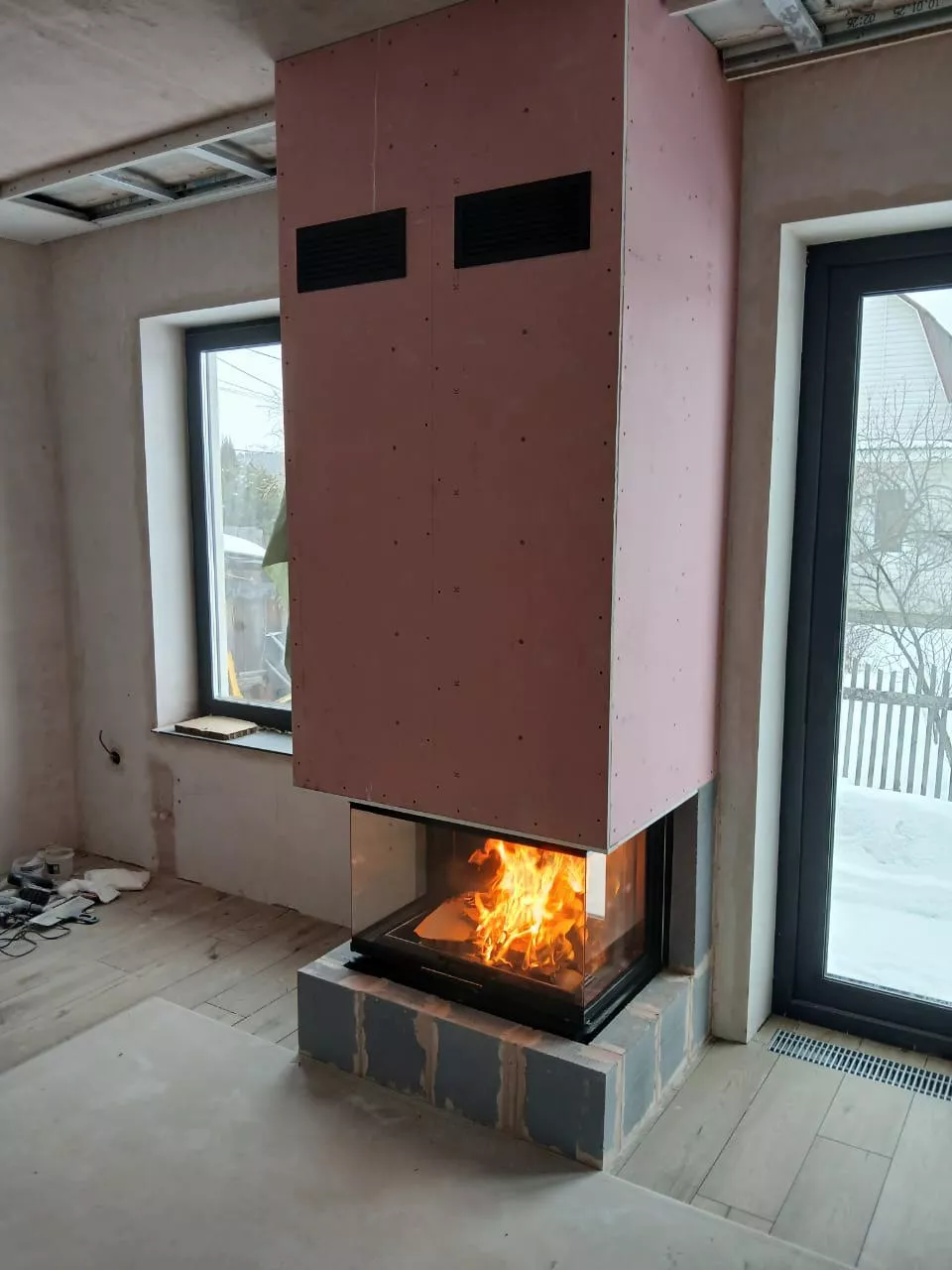 Монтаж основания и короба каминной топки Дельта 800 B три стекла принтинг черный шамот Эко Камин