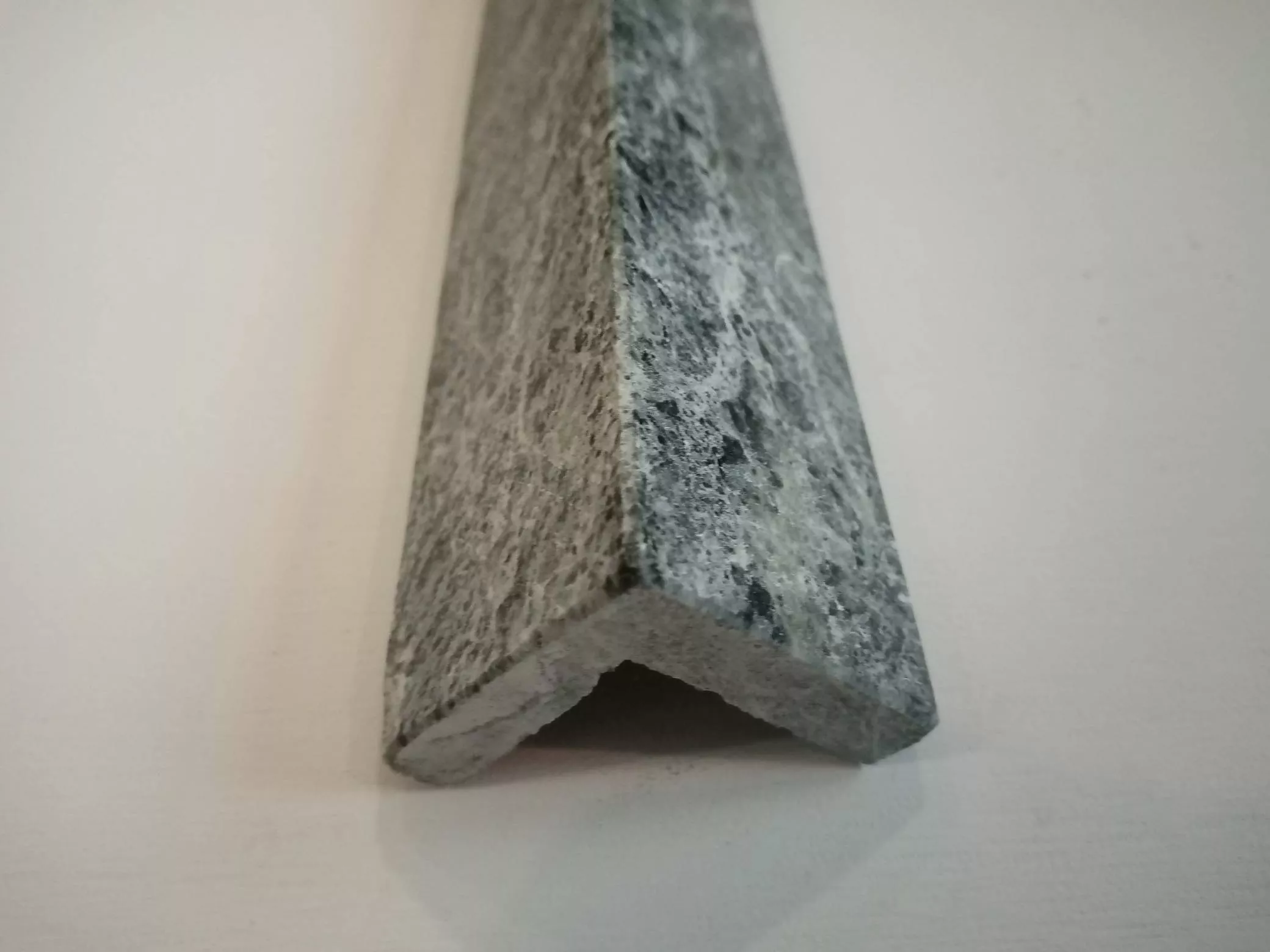 Изображение Уголок из талькомагнезита 40*40*300  1