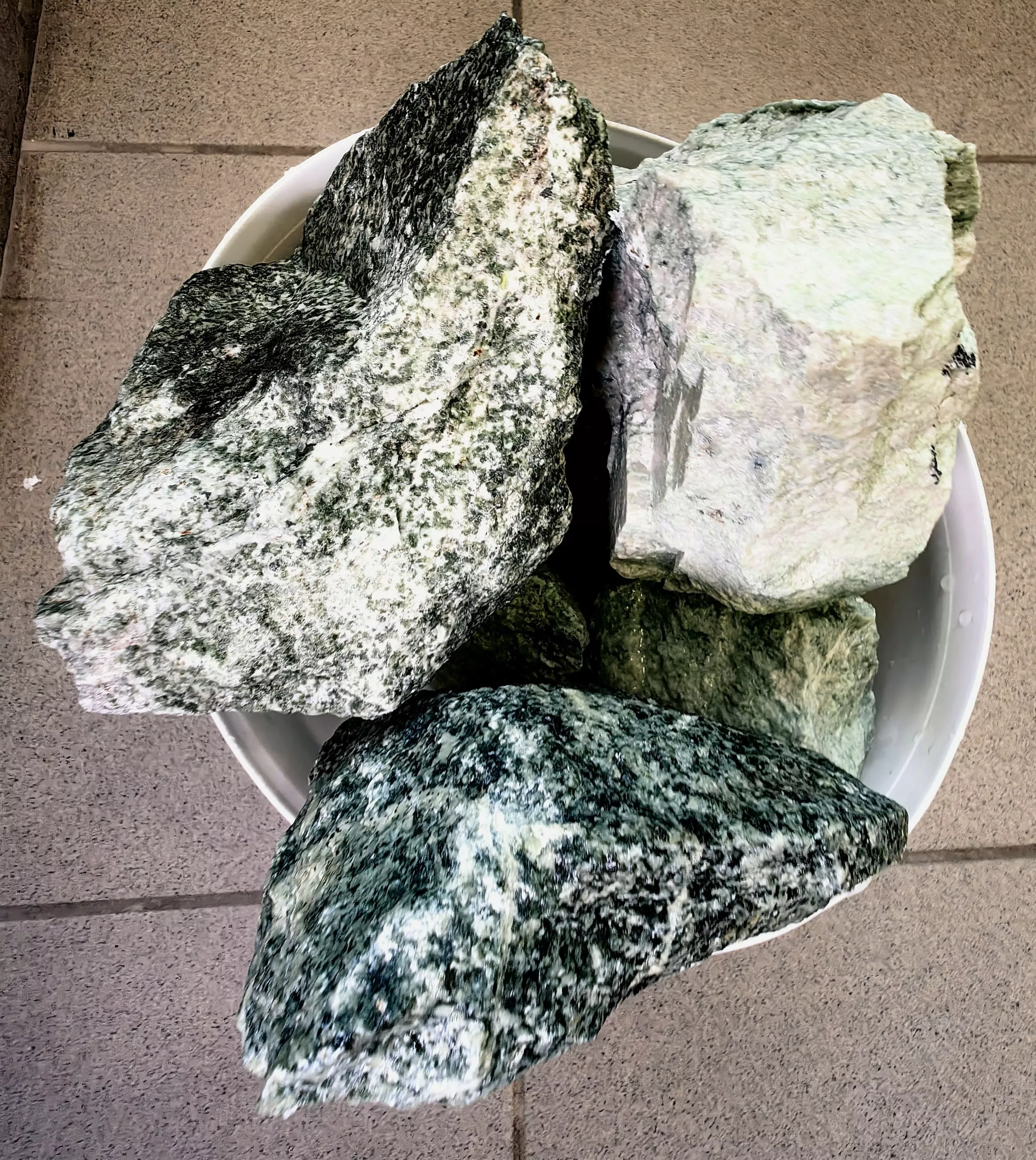 Изображение Жадеит колотый, ведро 20 кг 2