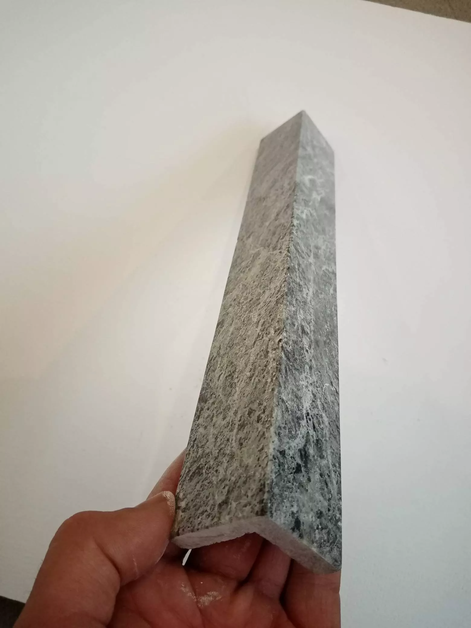 Изображение Уголок из талькомагнезита 40*40*300  4